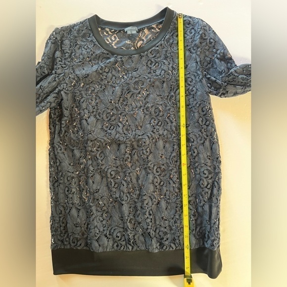 Theory navy blue lace top black trim sz L long slv party mobwife contemporary - Picture 4 of 5